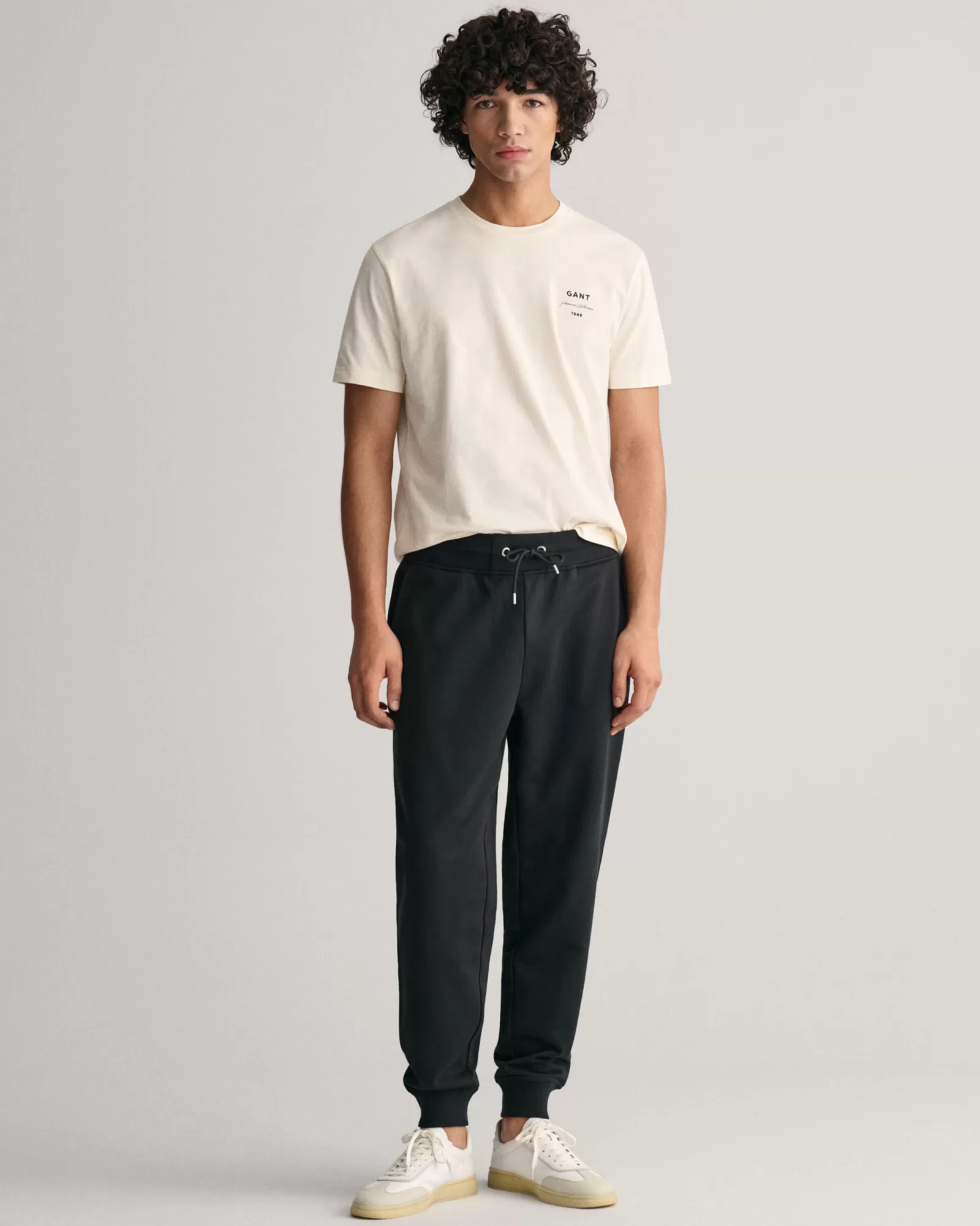 GANT Script Graphic Sweatpants | Byxor & Chinos