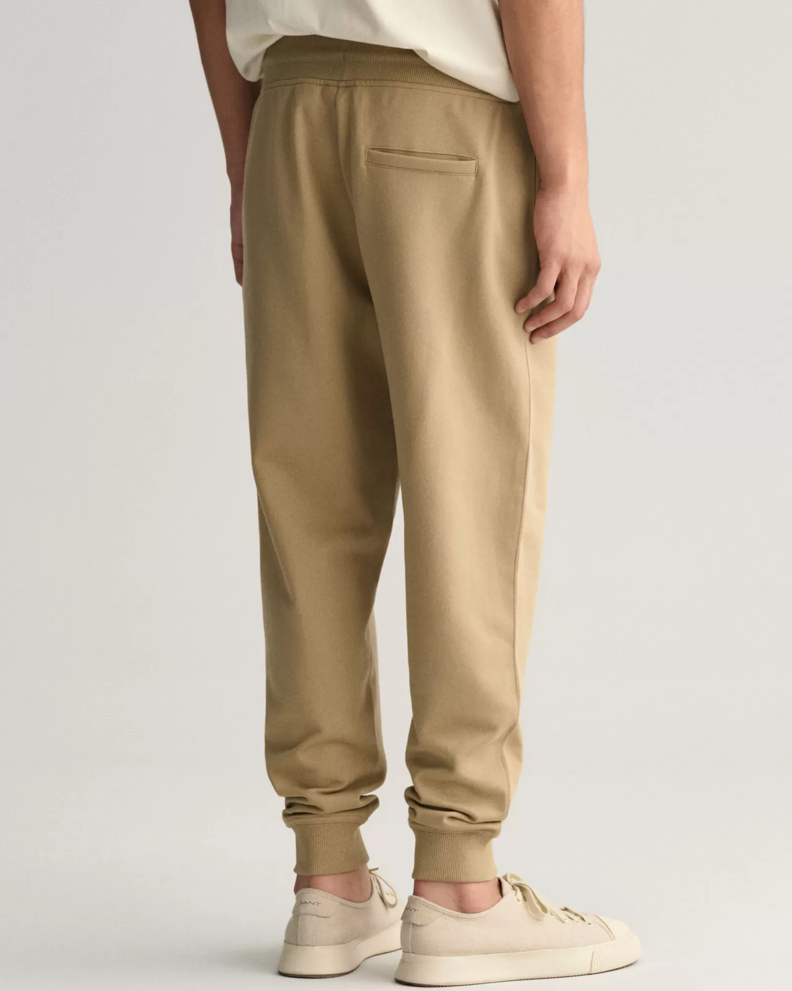 GANT Script Graphic Sweatpants | Byxor & Chinos