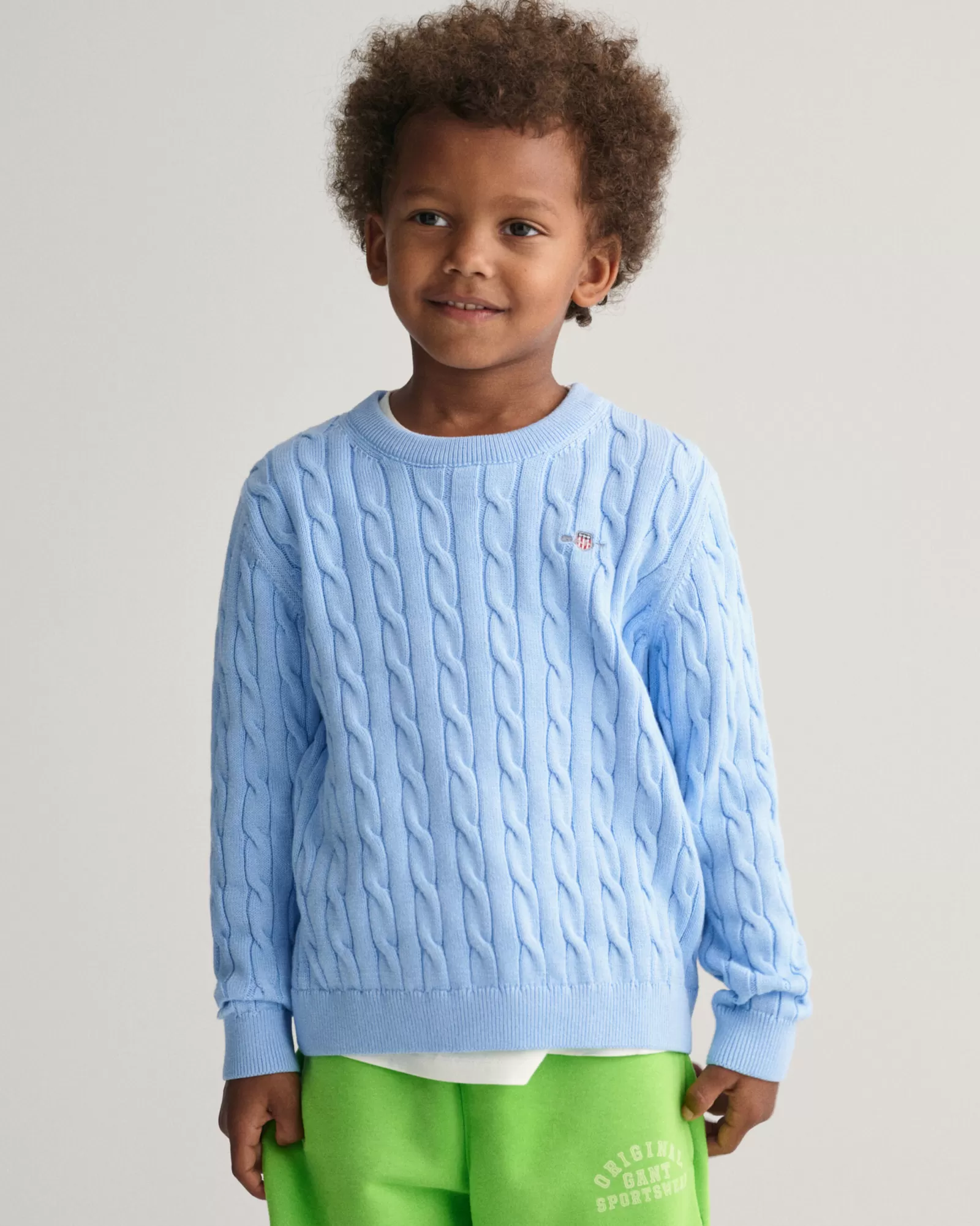 GANT Kids Shield Cotton Cable Knit Crew Neck Sweater | Barn Stickat | Stickat