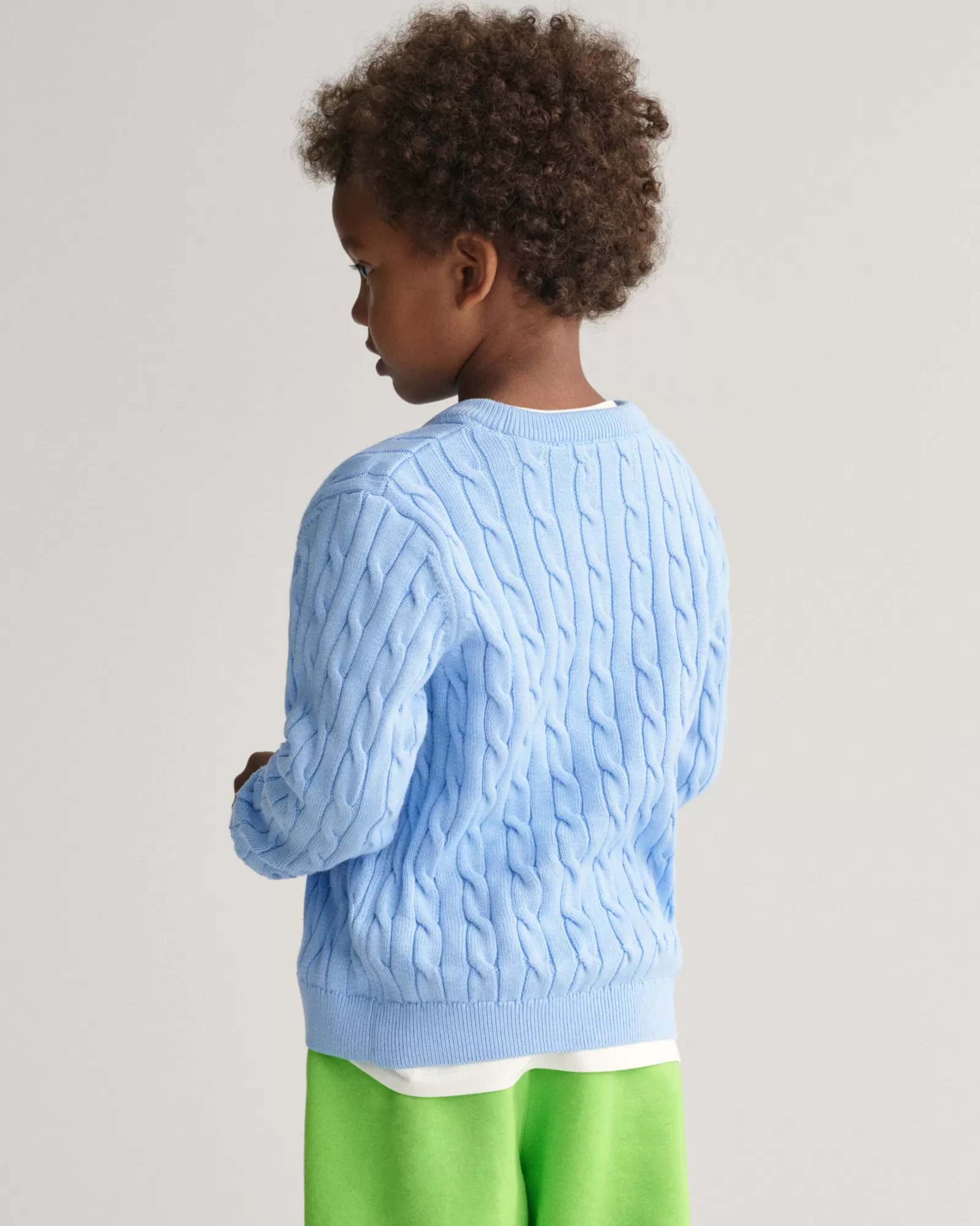 GANT Kids Shield Cotton Cable Knit Crew Neck Sweater | Barn Stickat | Stickat