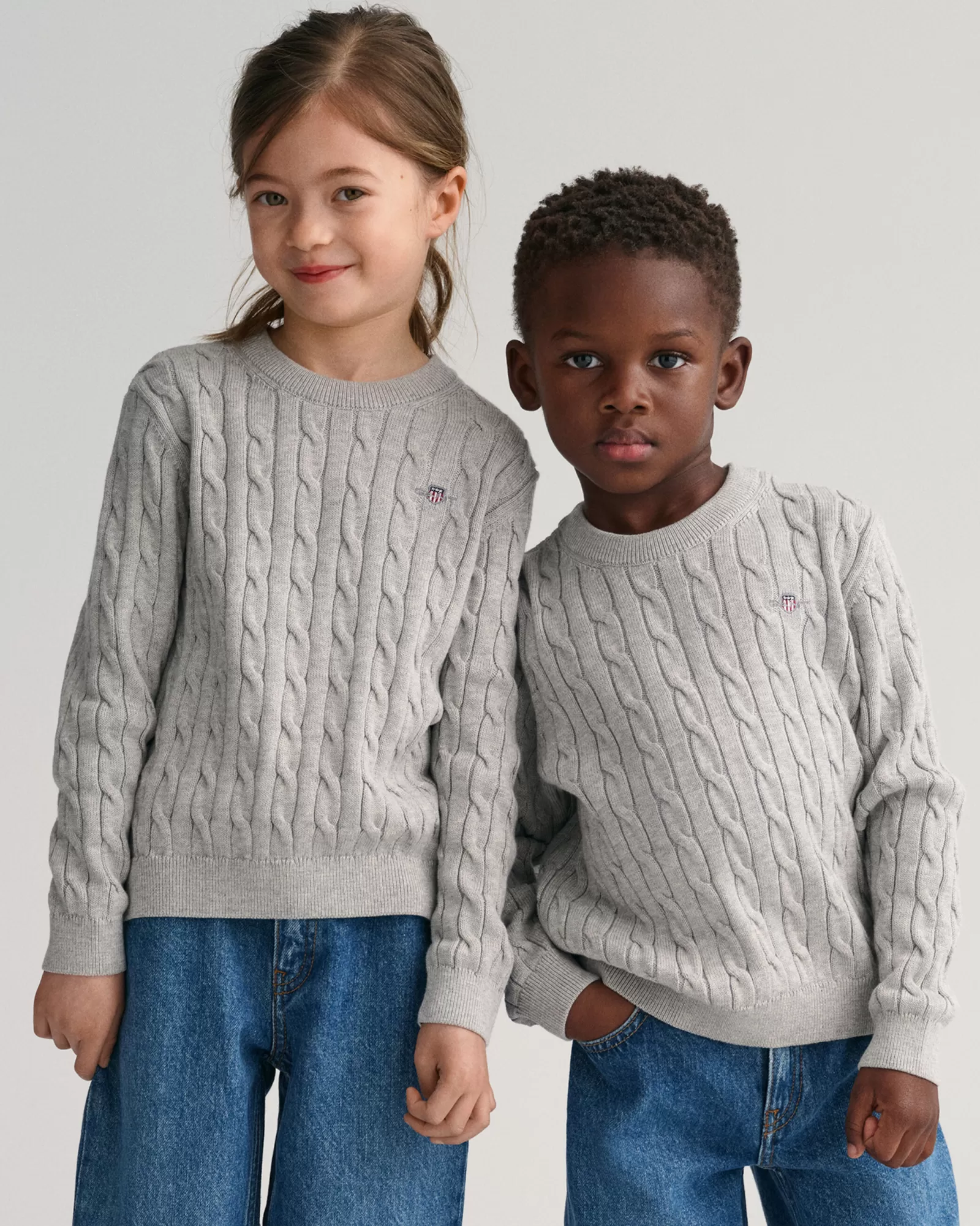 GANT Kids Shield Cotton Cable Knit Crew Neck Sweater | Barn Stickat | Stickat