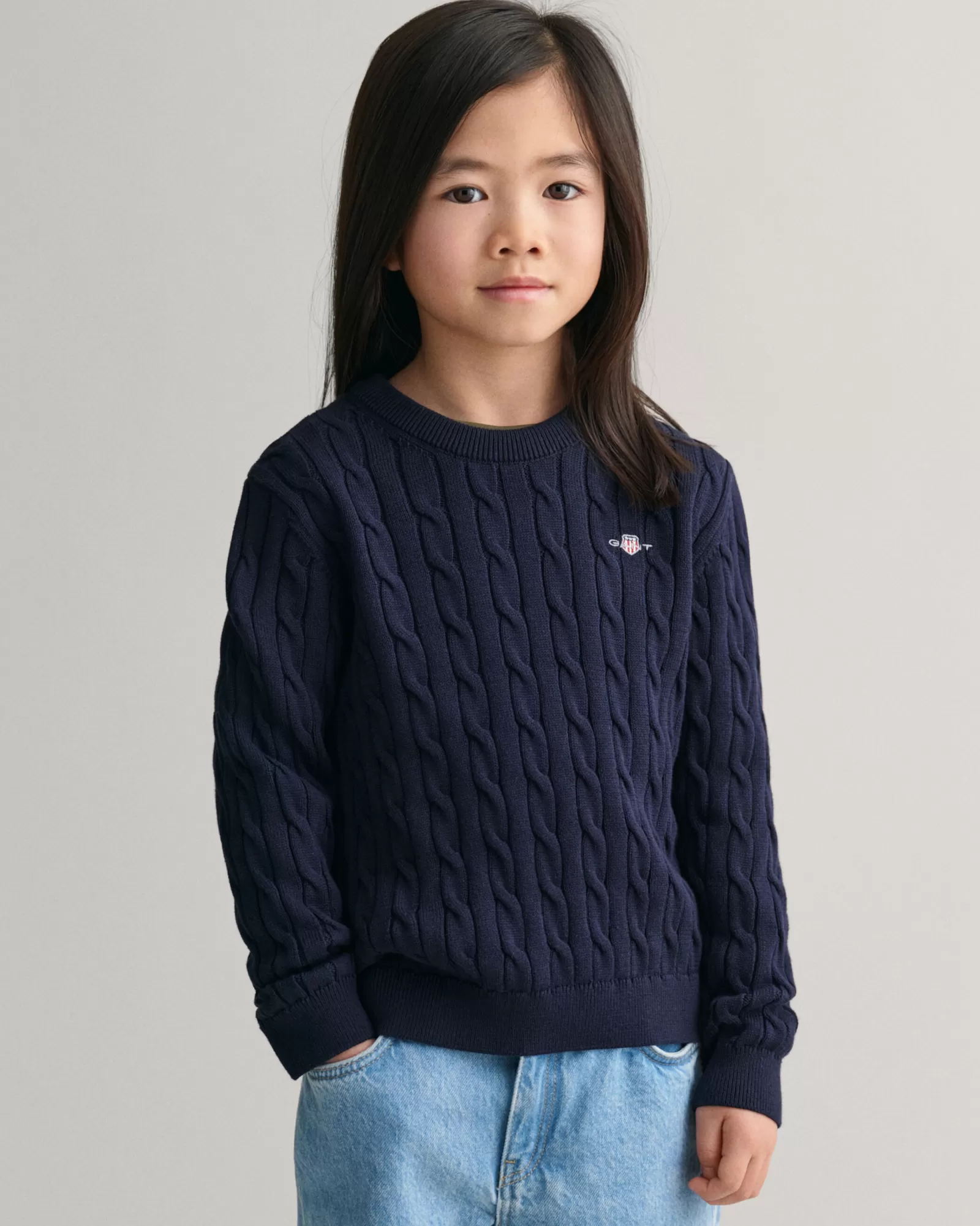 GANT Kids Shield Cotton Cable Knit Crew Neck Sweater | Barn Stickat | Stickat