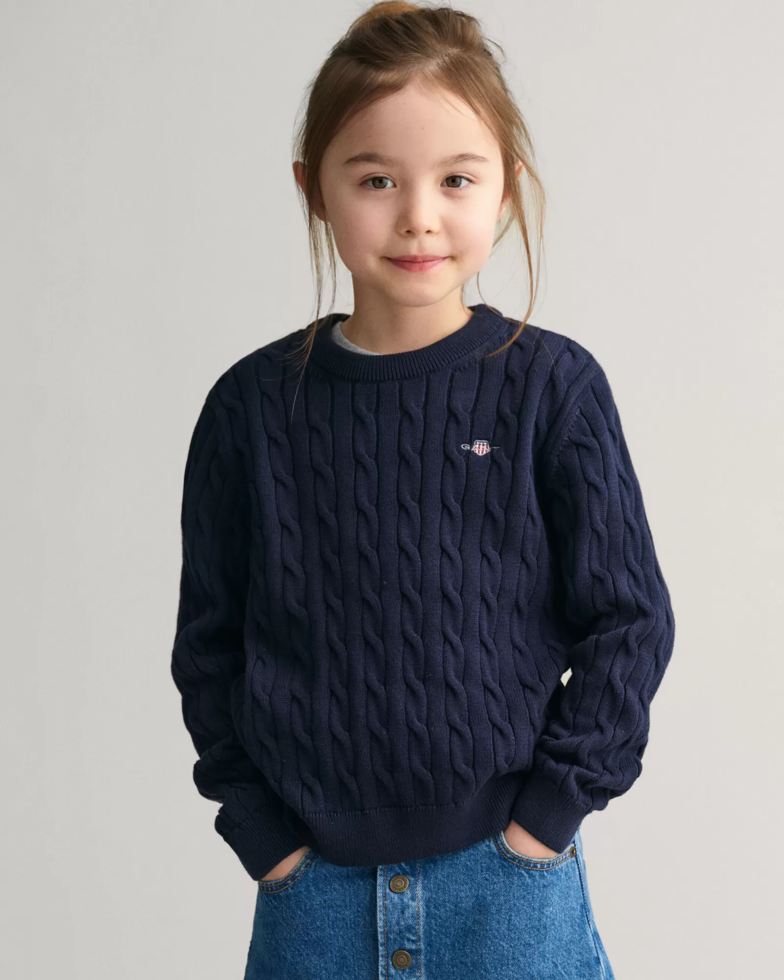 GANT Kids Shield Cotton Cable Knit Crew Neck Sweater | Barn Stickat | Stickat