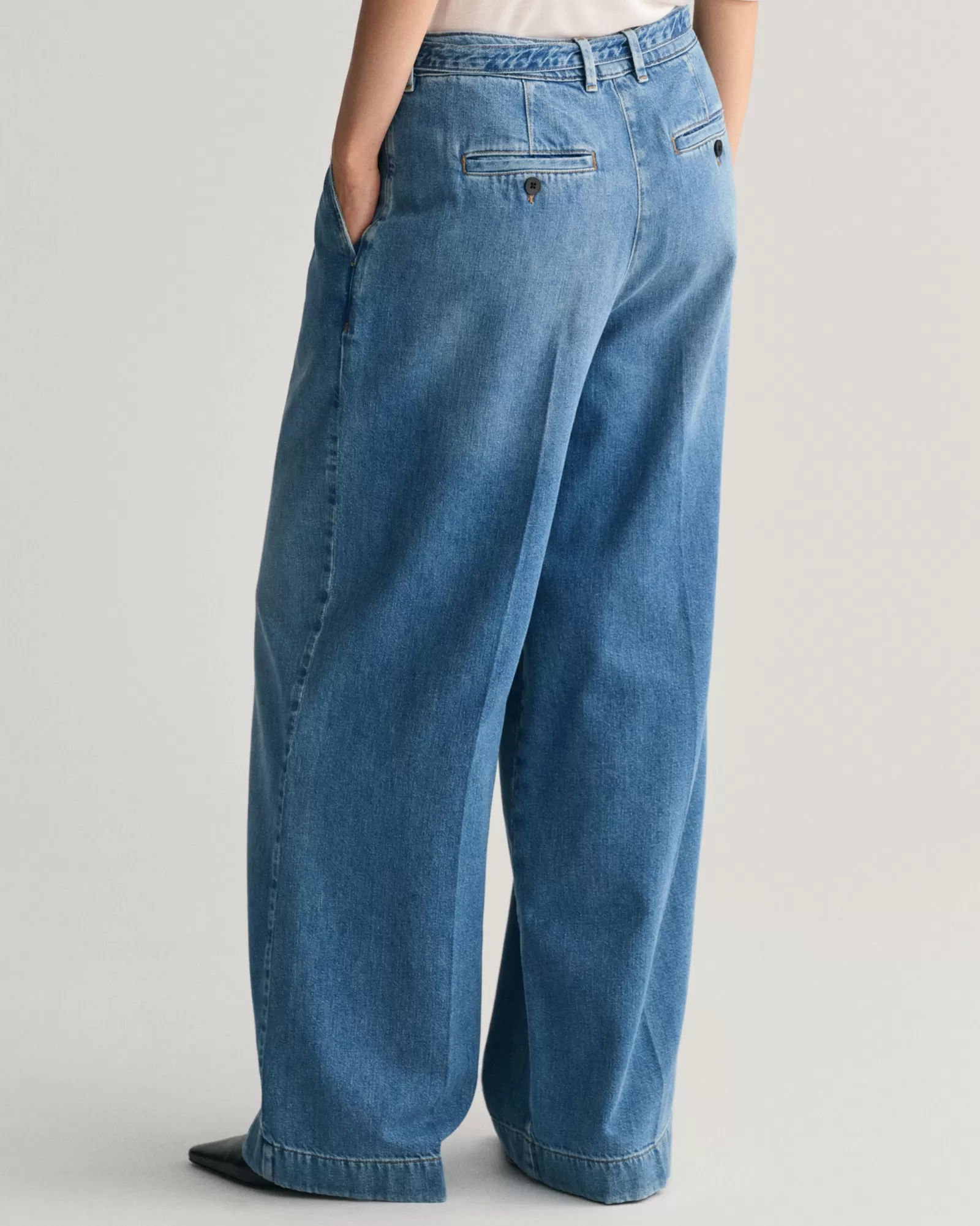 GANT Loose Fit Low-Waisted Belted Jeans | Jeans