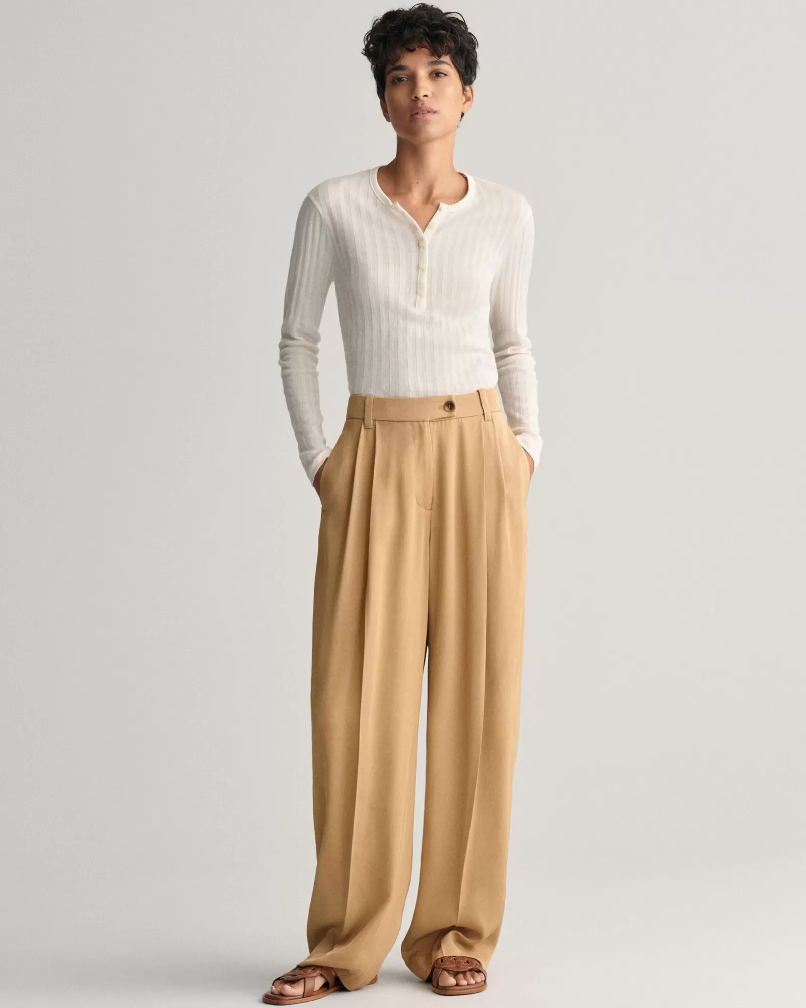 GANT Loose Fit Low-Waisted Wide Leg Chinos | Byxor & Chinos