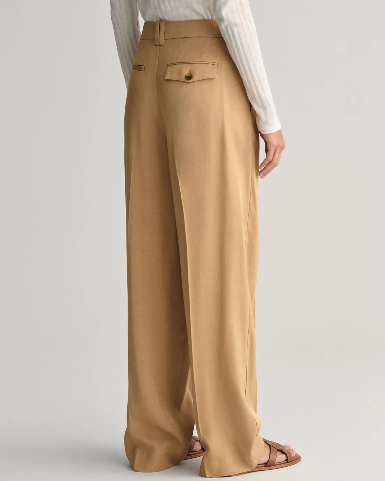 GANT Loose Fit Low-Waisted Wide Leg Chinos | Byxor & Chinos