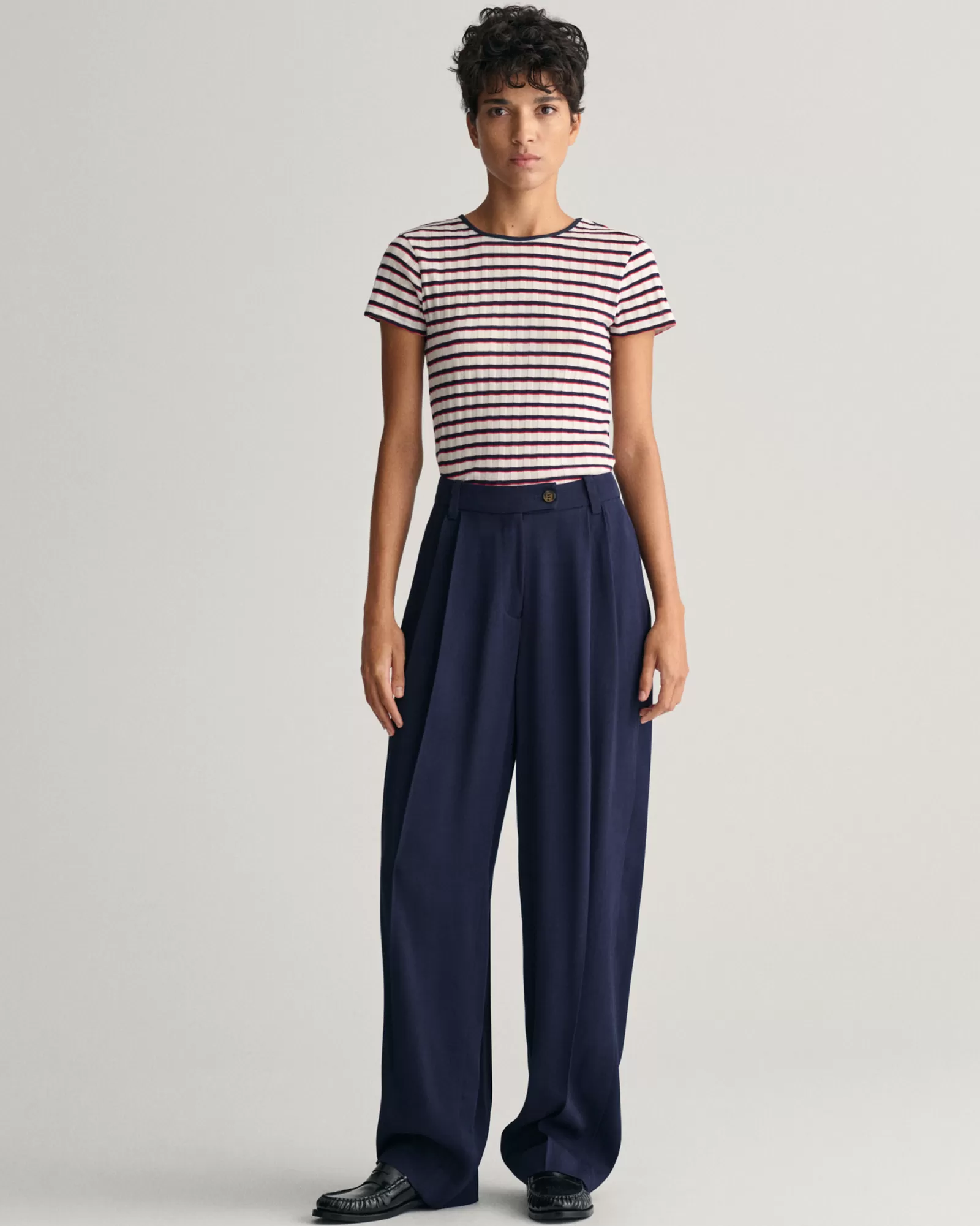 GANT Loose Fit Low-Waisted Wide Leg Chinos | Byxor & Chinos