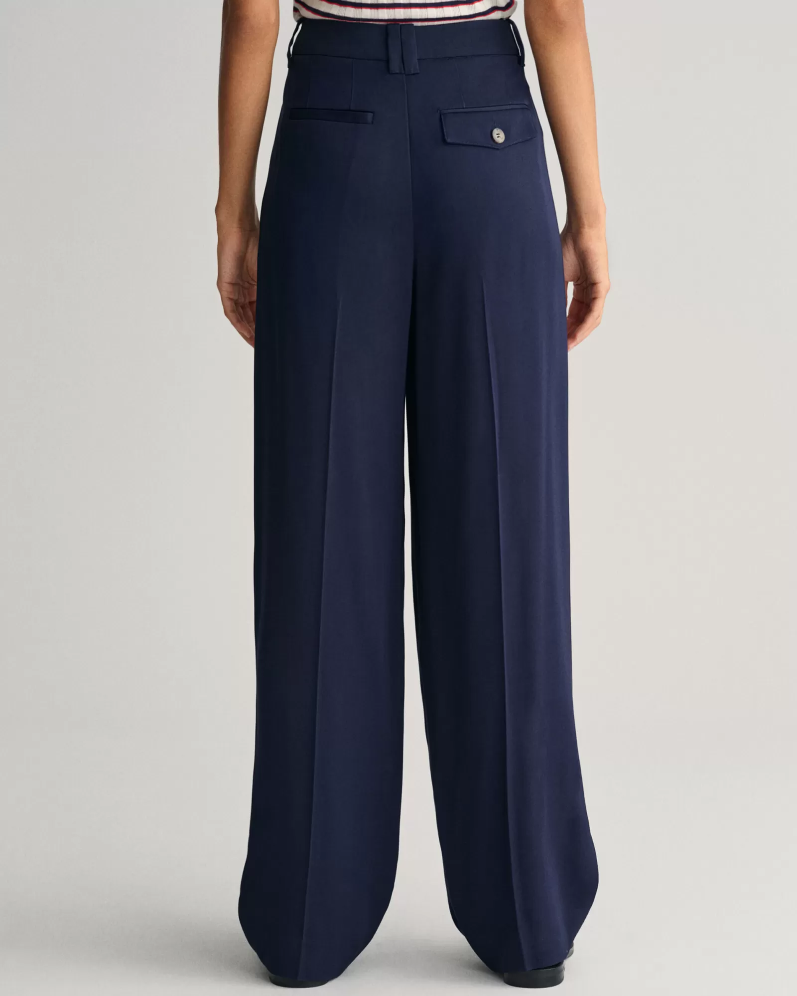 GANT Loose Fit Low-Waisted Wide Leg Chinos | Byxor & Chinos