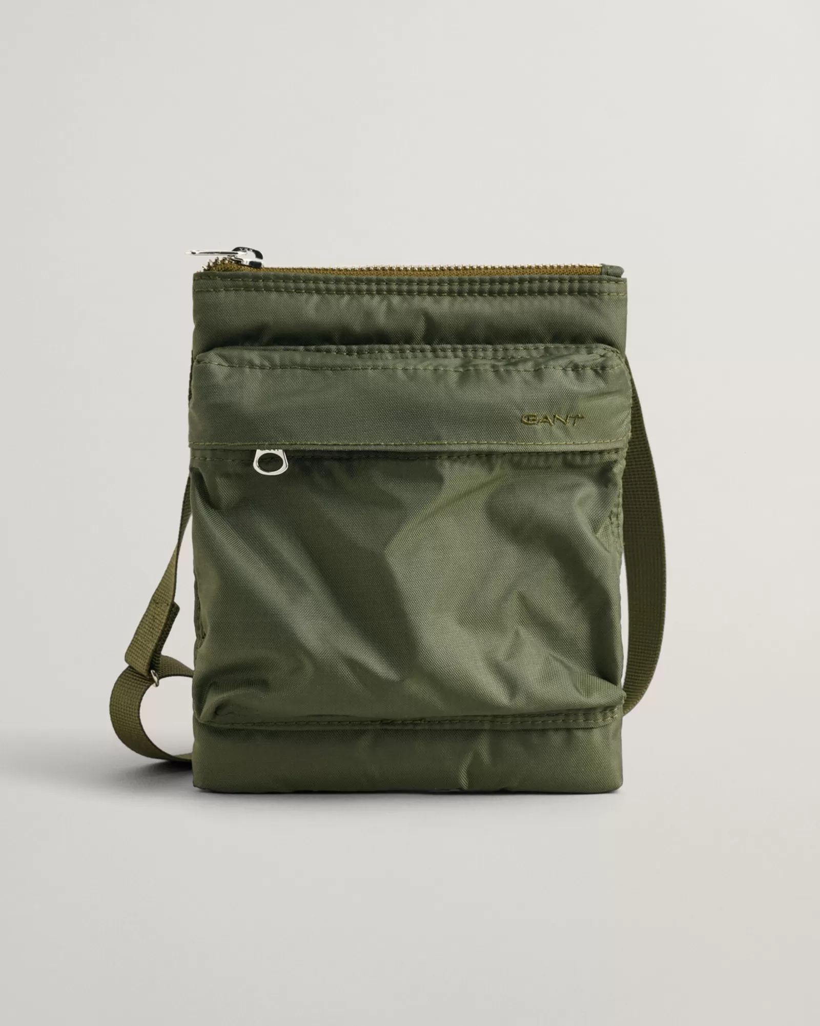 GANT Nylon Passport Bag | Väskor & Plånböcker