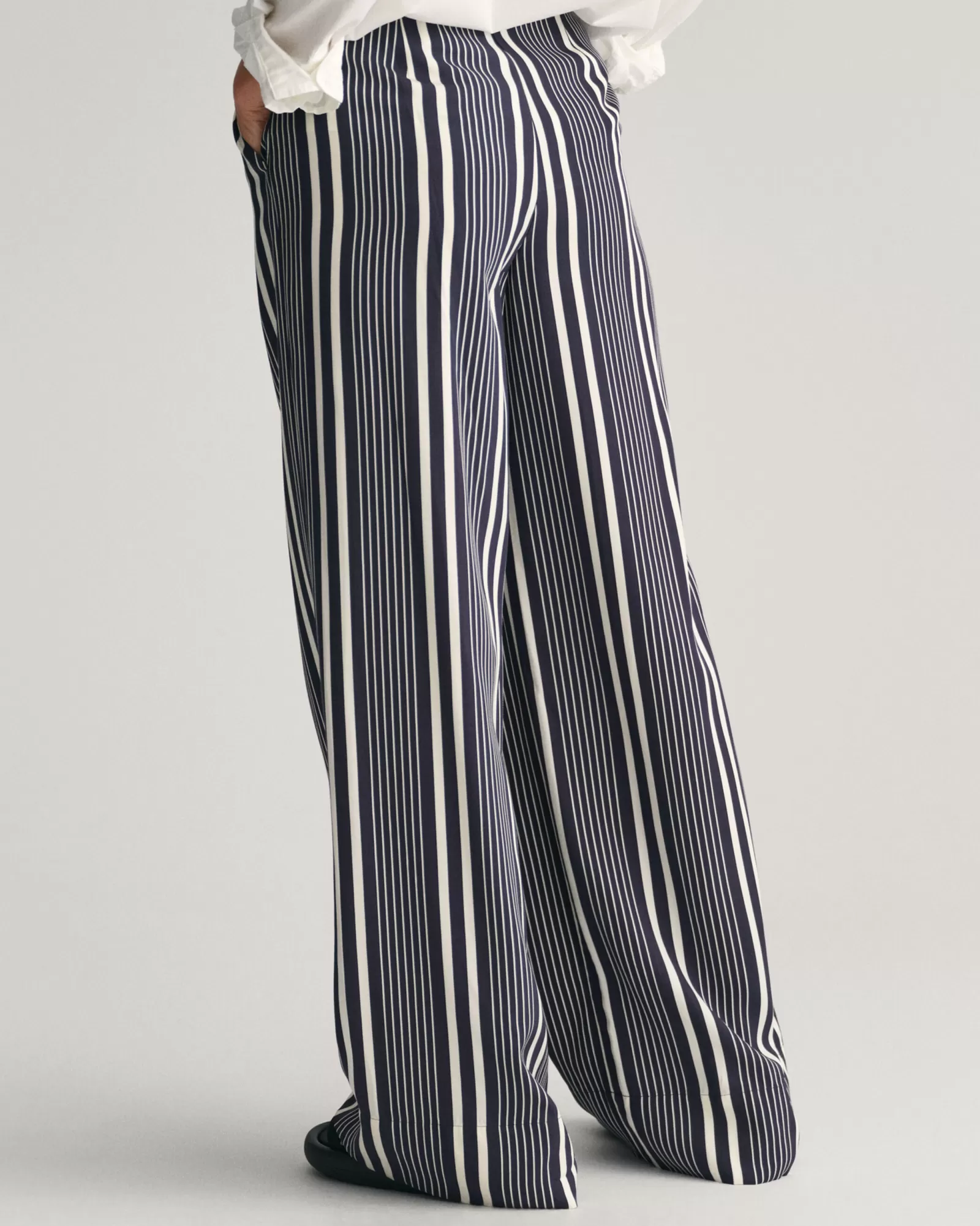 GANT Regular Fit Wide Leg Striped Print Pants | Byxor & Chinos