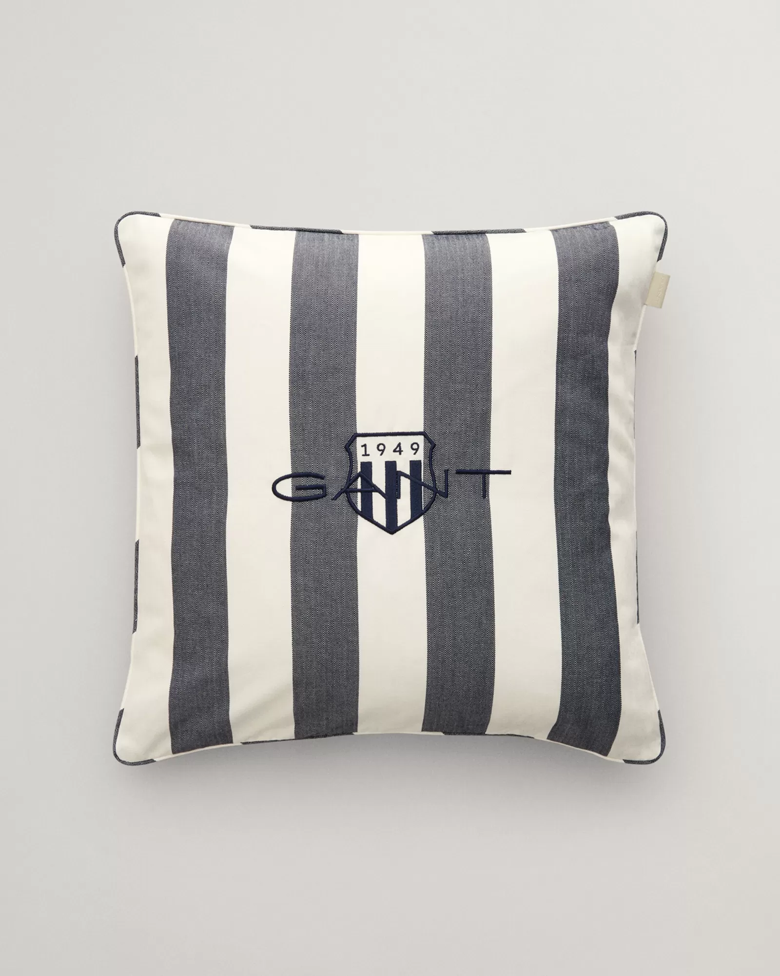 GANT Striped Archive Shield Cushion | Kuddar