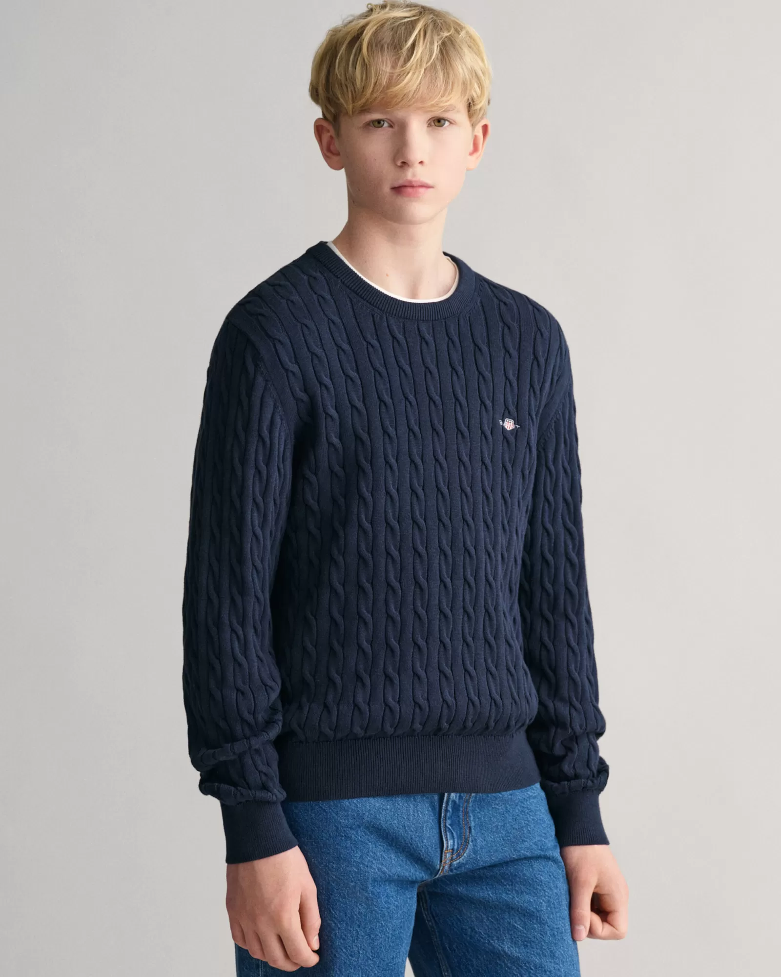 GANT Teens Shield Cotton Cable Knit Crew Neck Sweater | Barn Stickat | Stickat