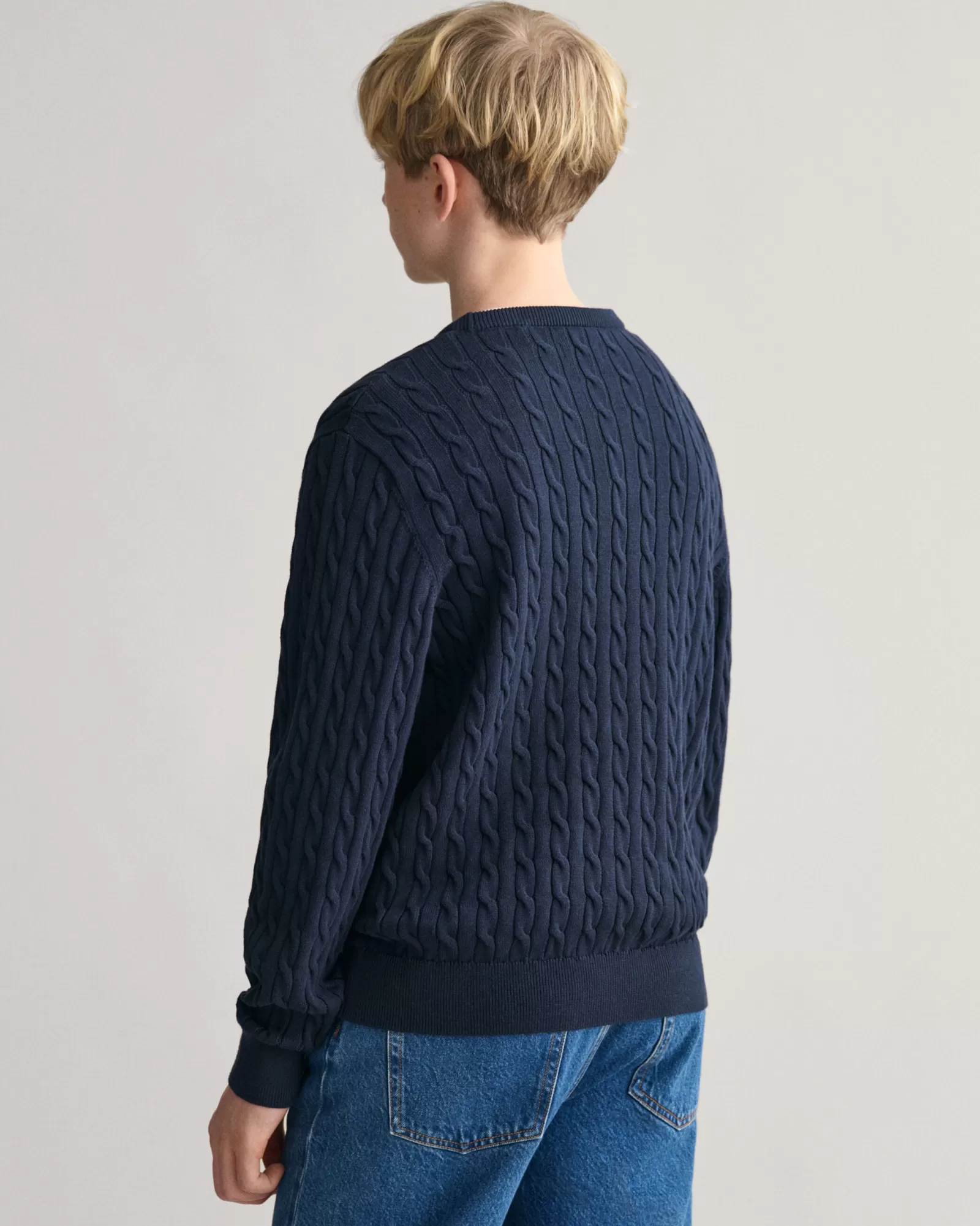 GANT Teens Shield Cotton Cable Knit Crew Neck Sweater | Barn Stickat | Stickat