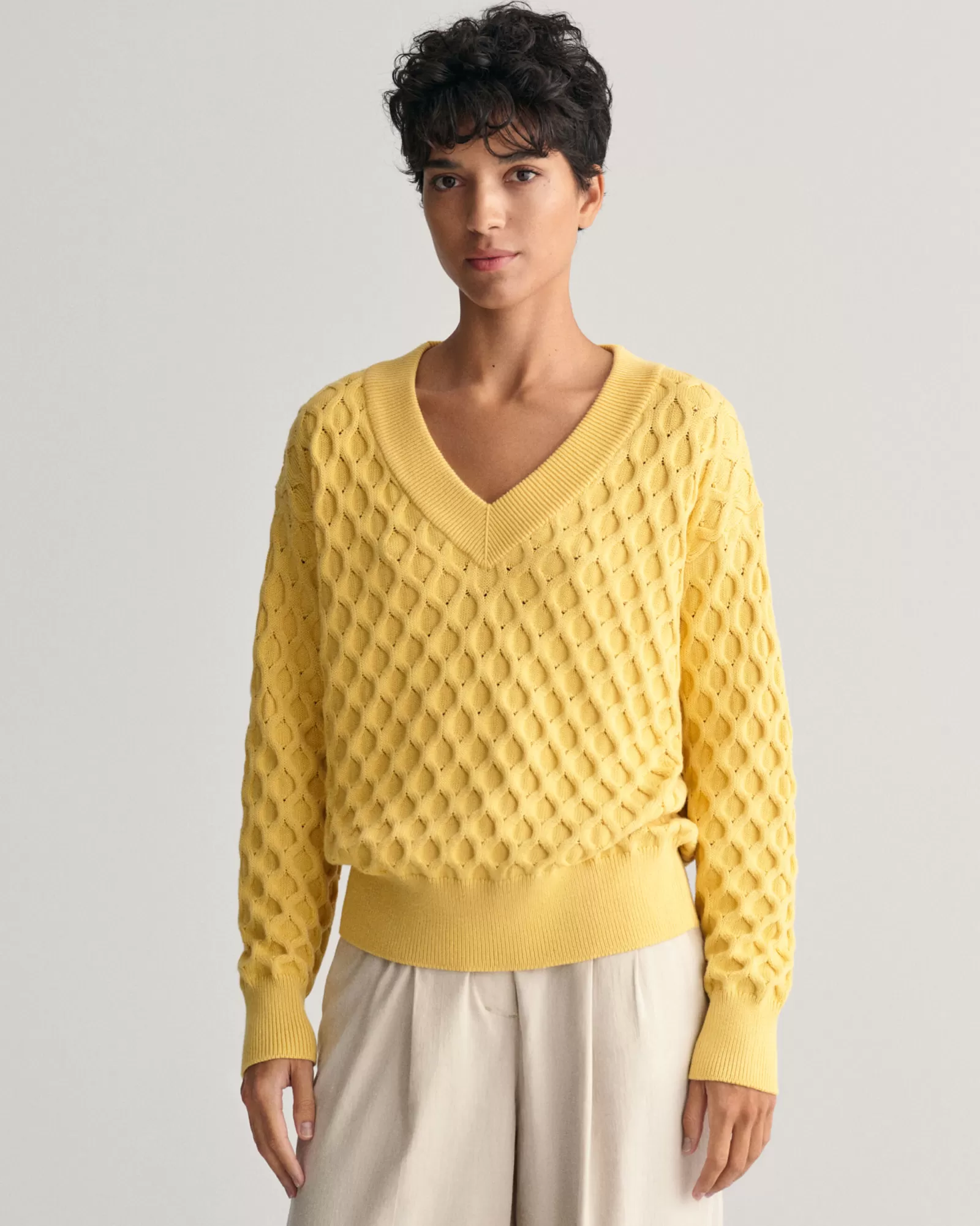 GANT Textured Knit V-Neck Sweater | Stickat