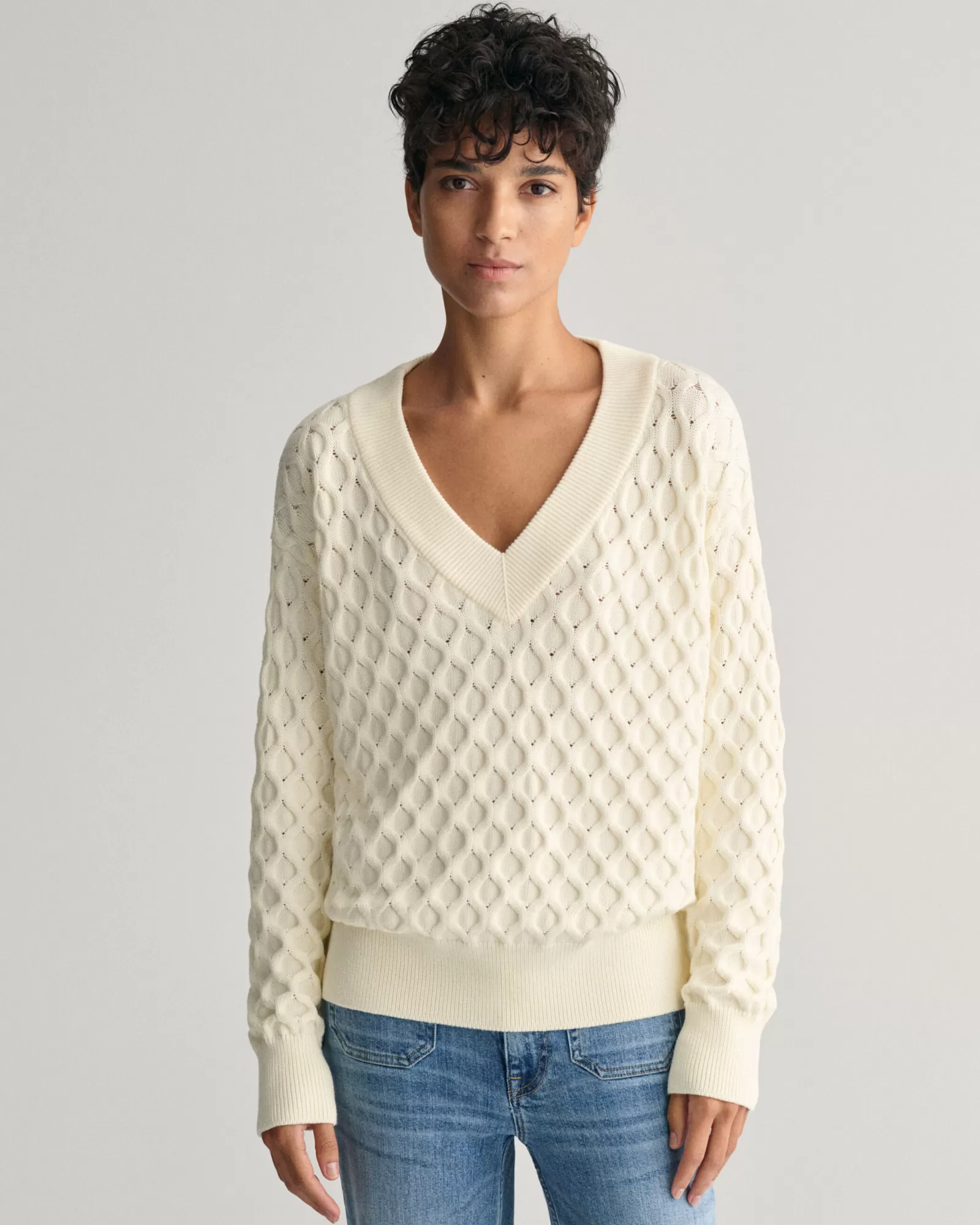 GANT Textured Knit V-Neck Sweater | Stickat