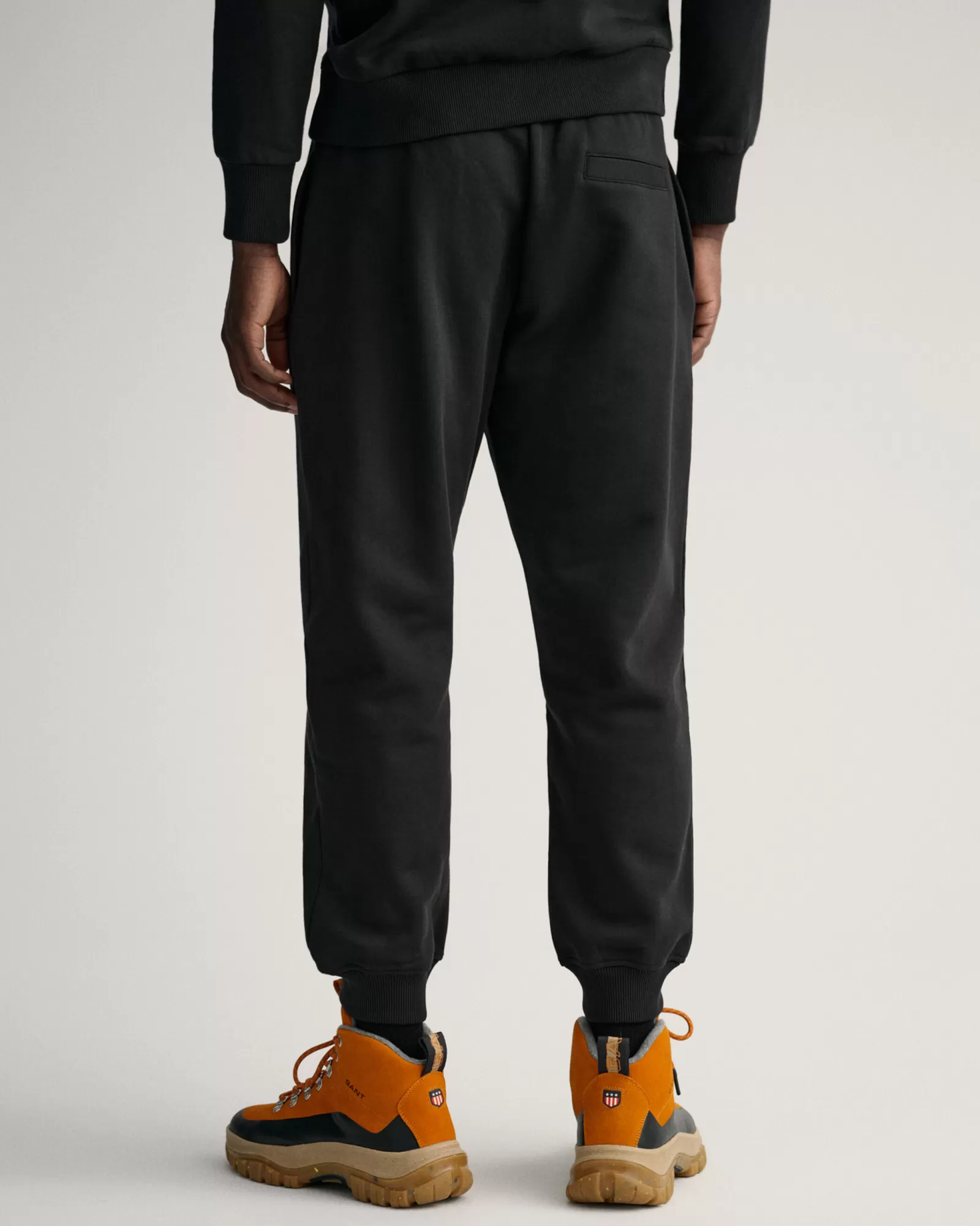 GANT Tonal Archive Shield Sweatpants | Byxor & Chinos