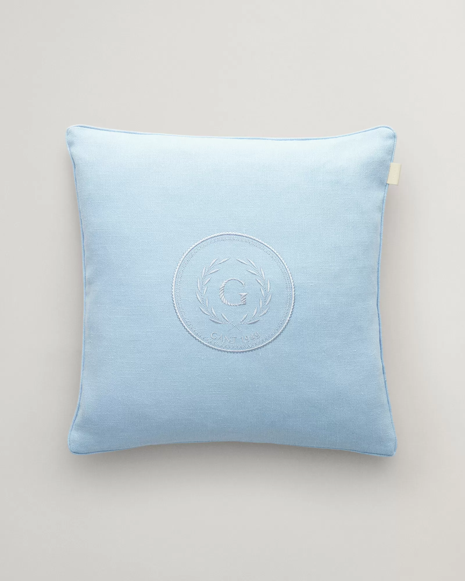 GANT Tonal Crest Cushion | Kuddar