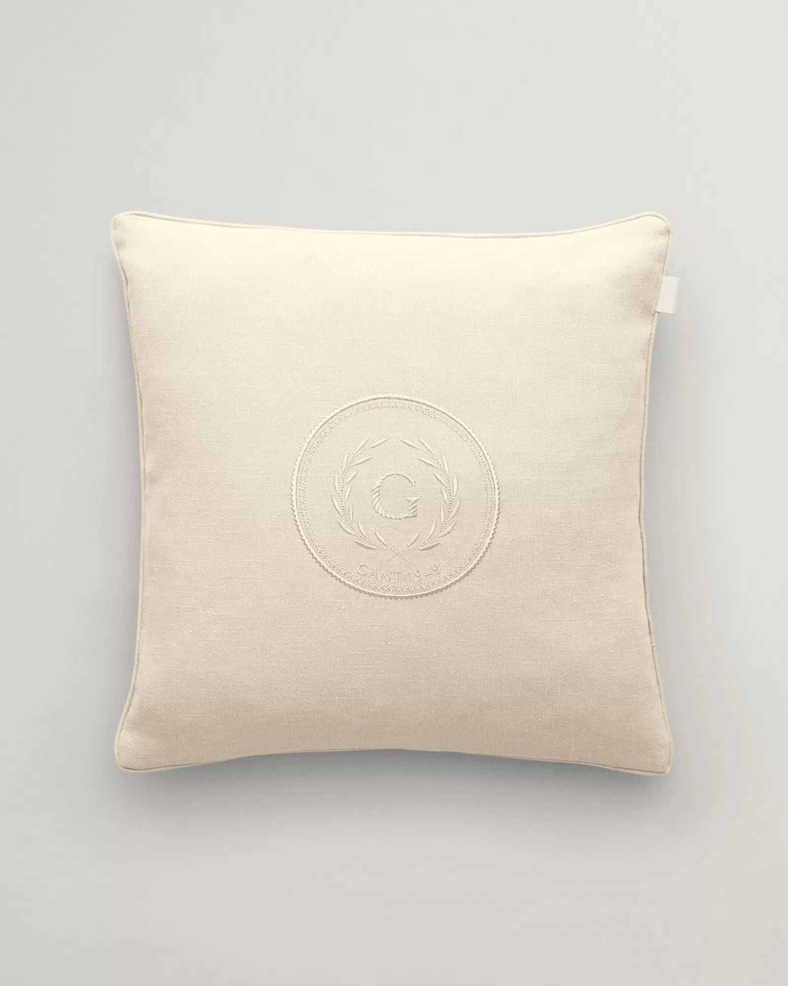 GANT Tonal Crest Cushion | Kuddar